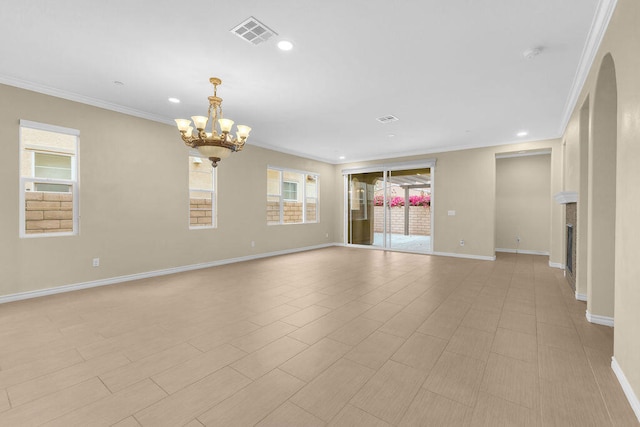 empty room featuring crown molding and a notable chandelier