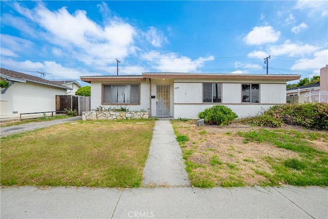 ranch-style home featuring a front lawn