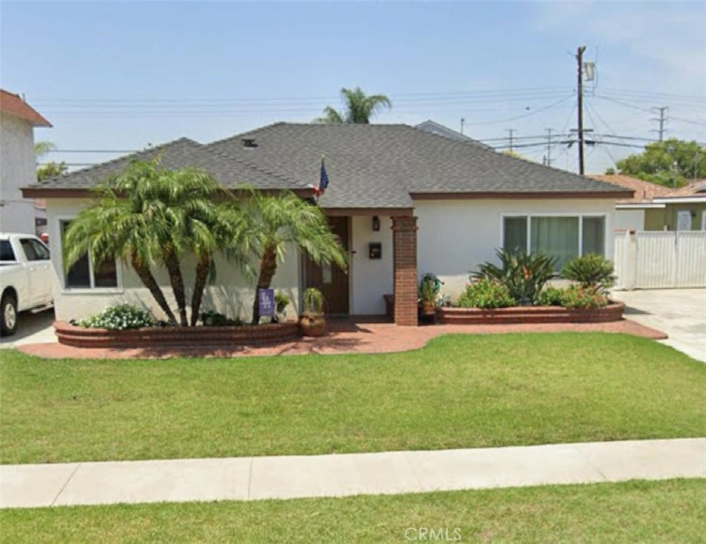 ranch-style home with a front yard