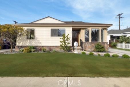 view of front of house with a front yard