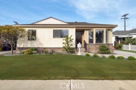 view of front of home with a front lawn