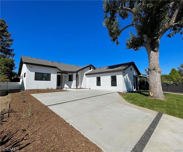 view of front facade featuring a front yard