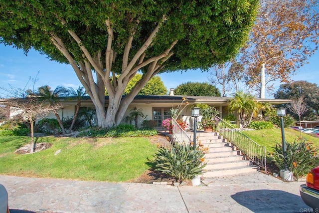 view of front of house featuring a front yard