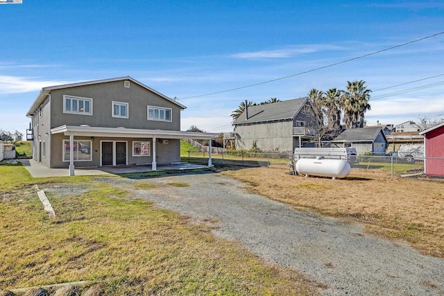 view of front of property featuring a front lawn