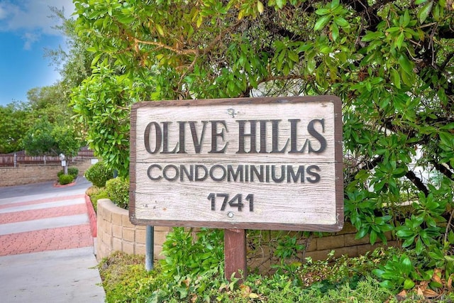 view of community / neighborhood sign