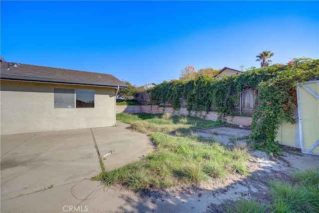 view of yard featuring a patio area