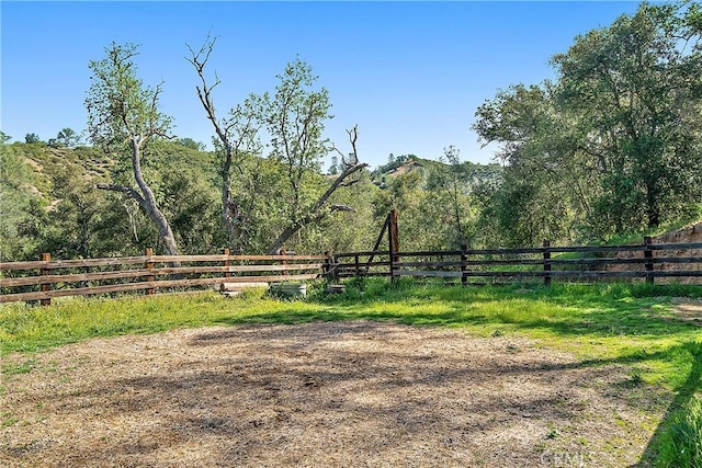 view of yard featuring a rural view