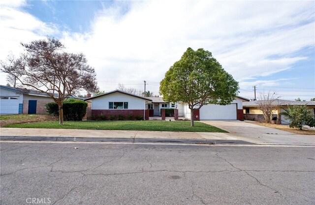 ranch-style house featuring a front lawn and a garage