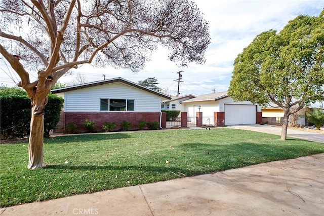 ranch-style home featuring a front lawn