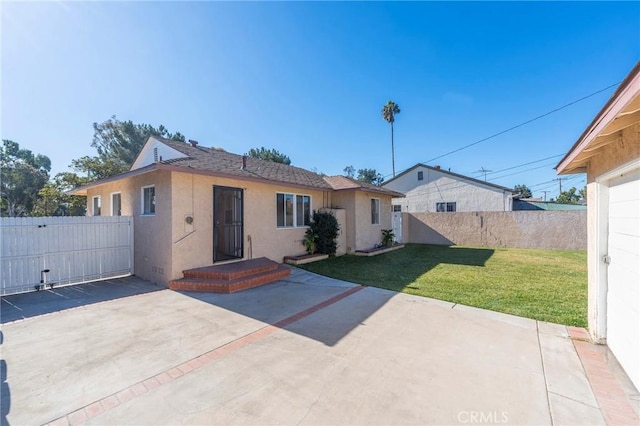 view of front of home featuring a patio area and a front yard