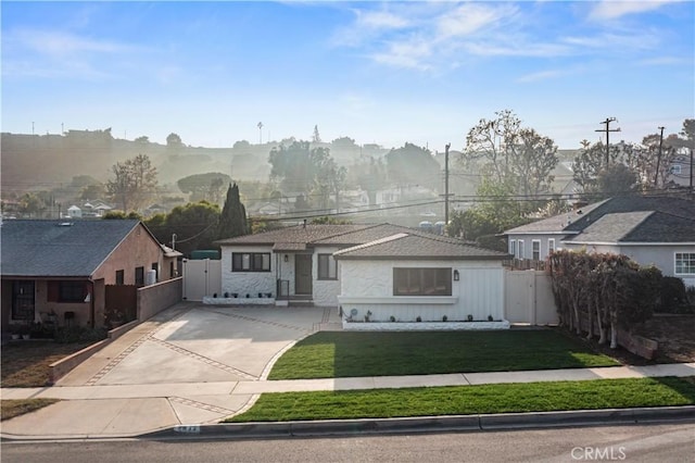 view of front of property with a front lawn