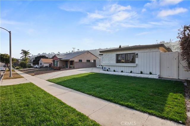 view of front of property featuring a front yard