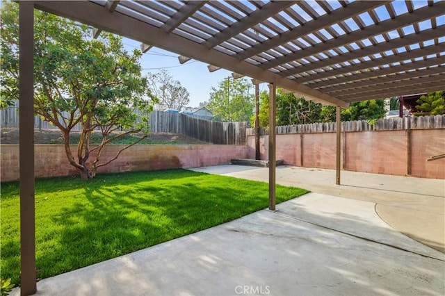 view of yard featuring a pergola and a patio area