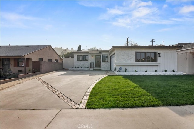 single story home with a front lawn