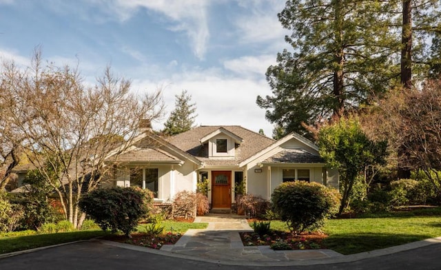 view of front of home featuring a front lawn