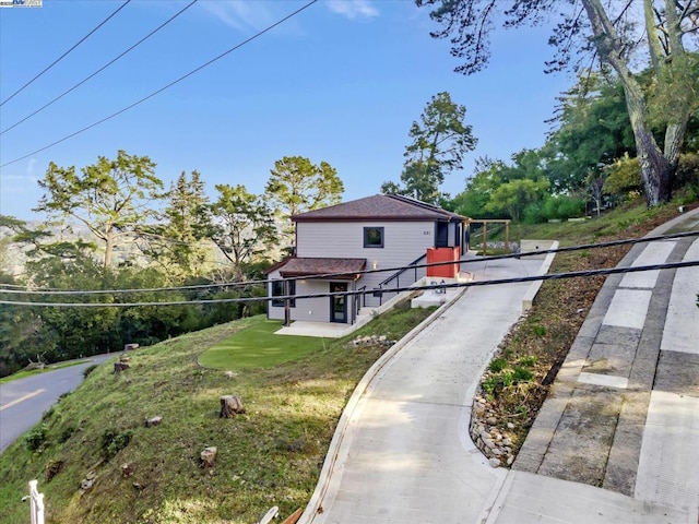 view of front of home with a front lawn