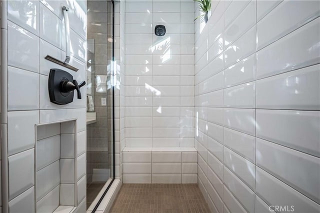 bathroom featuring a tile shower