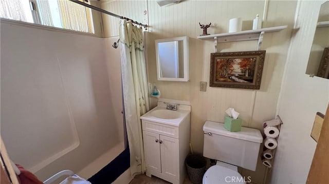 bathroom with toilet, vanity, and curtained shower