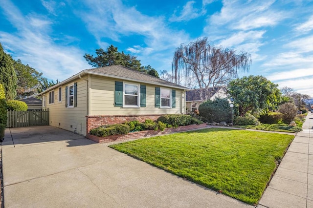 single story home featuring a front yard