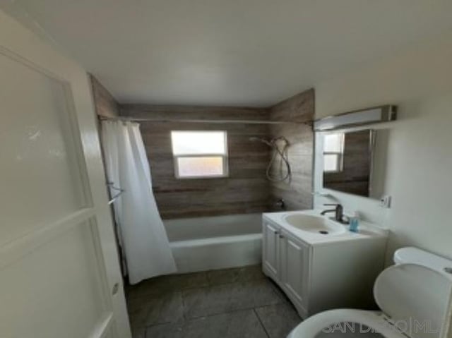 full bathroom with toilet, vanity, and shower / bath combo