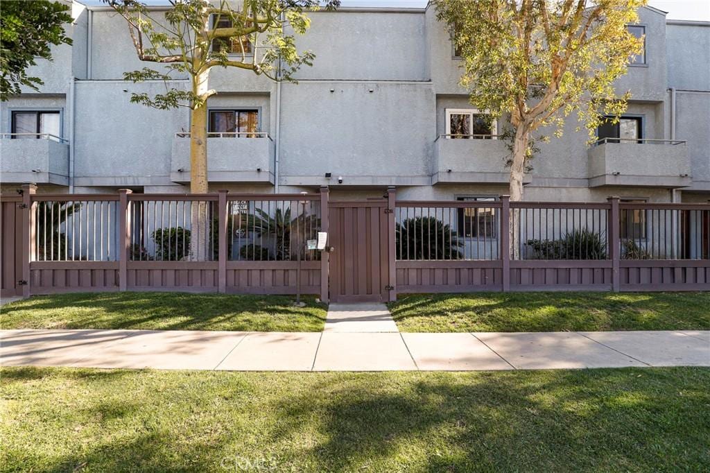 view of front of property with a front lawn