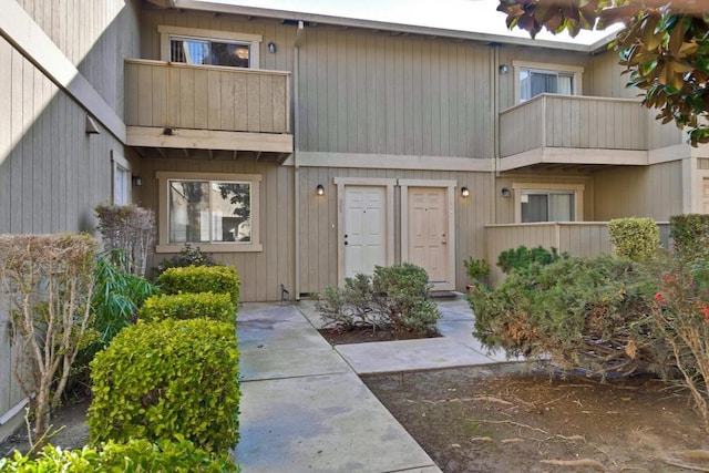 entrance to property with a balcony