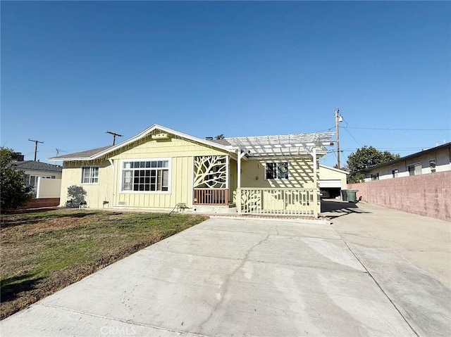 view of front facade with a porch and a front yard