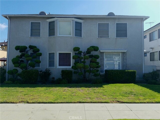 view of front of property featuring a front lawn