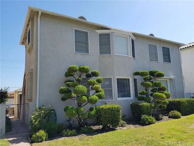 view of side of property featuring a lawn