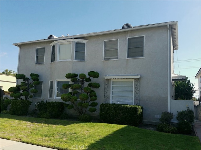 view of front of home featuring a front lawn