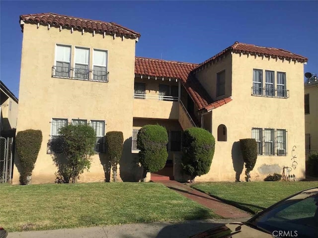 view of front of property featuring a front yard