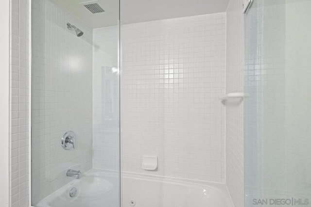 bathroom with tiled shower / bath combo