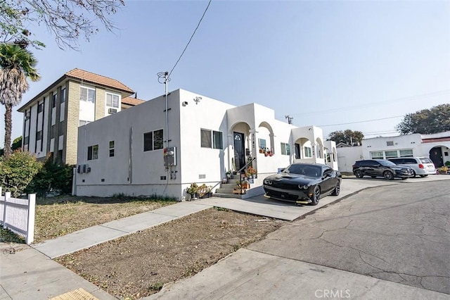 view of front facade featuring stucco siding