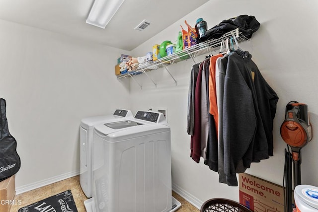 washroom featuring washer and clothes dryer and light tile patterned flooring