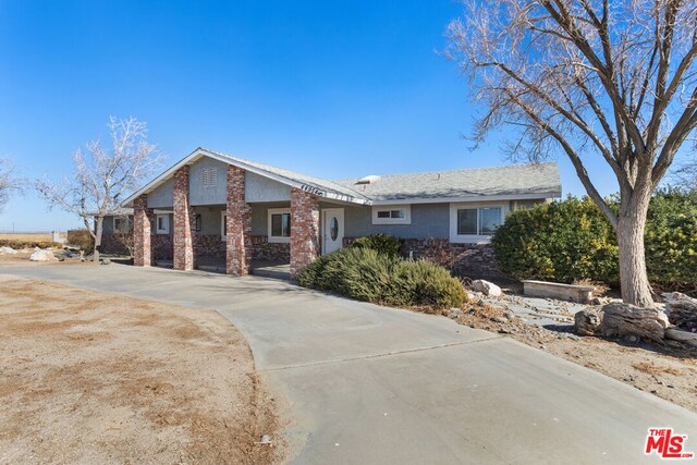 view of front of property