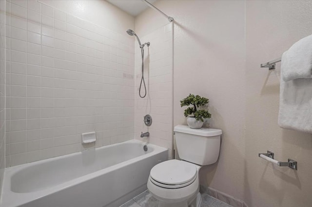 bathroom with tiled shower / bath and toilet