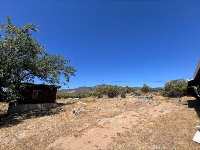 view of yard featuring a mountain view