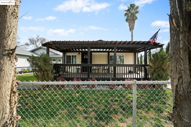 view of front facade featuring a front yard