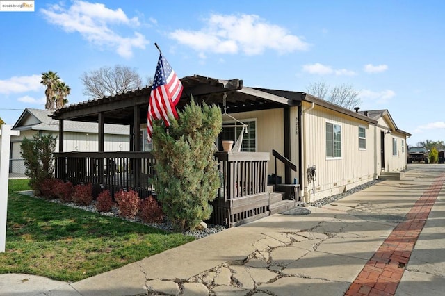 view of front of home featuring a front yard