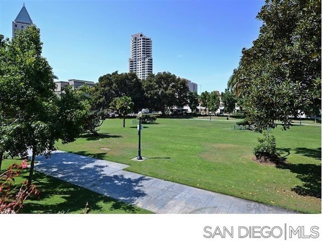 view of property's community featuring a lawn