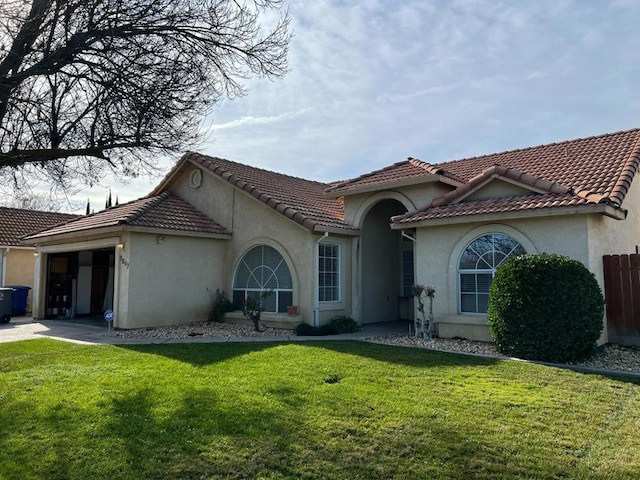 view of front of house featuring a front yard and a garage