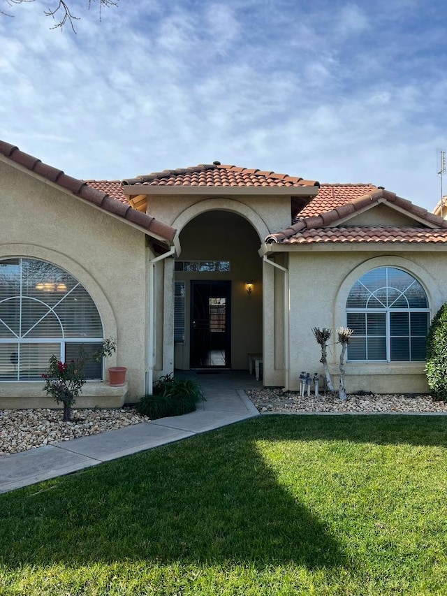 property entrance featuring a yard