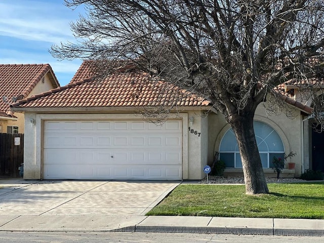 view of front of home featuring a garage and a front yard