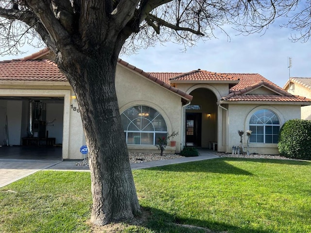 view of front facade featuring a front yard