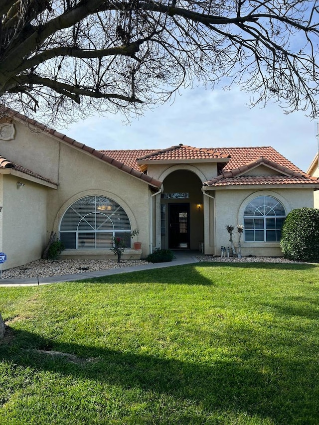 view of front of house featuring a front lawn