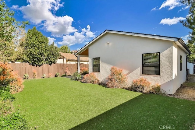 view of side of property featuring a lawn