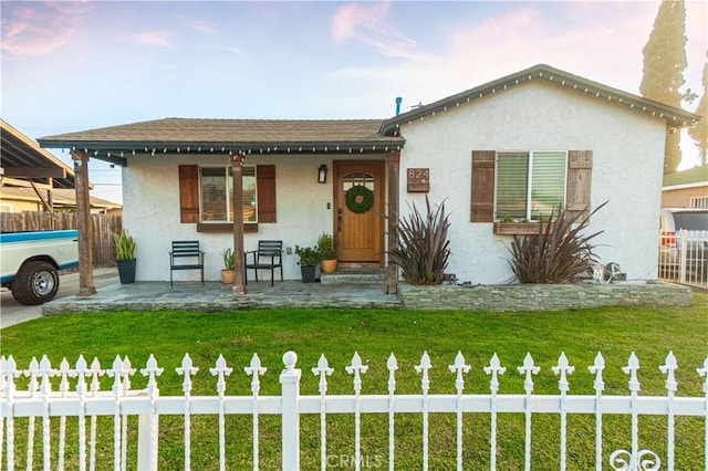 view of front facade featuring a front yard and covered porch