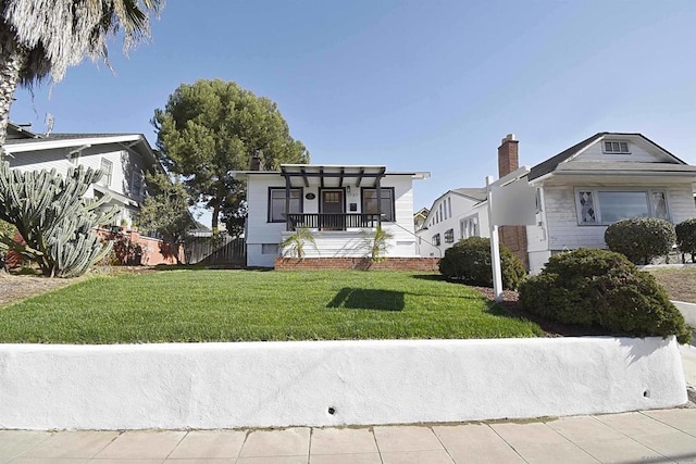 view of front of property featuring a front yard and covered porch