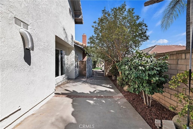 view of yard featuring a patio area