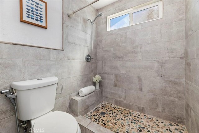 bathroom featuring toilet and tiled shower